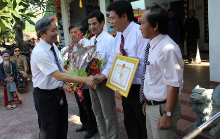 Đồng chí Lê Quang Thích trao bằng khen cho Ban tổ chức lễ hội điện Trường Bà