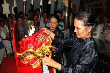 Lễ Mộc Dục nhằm tẩy uế cho tượng Thánh Mẫu Thiên Yana trước khi làm lễ