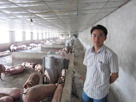 Nguyễn Hồng Hà thường xuyên có mặt tại các trang trại để chăm sóc cho lợn.