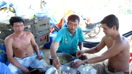  Bữa cơm trưa trong túp lều nhỏ của 3 anh em anh Thanh.