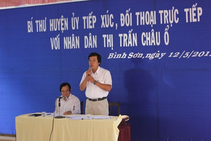 Đồng chí Đoàn Dụng- Bí thư huyện ủy Bình Sơn trả lời trực tiếp nhiều câu hỏi của nhân dân thị trấn Châu Ổ