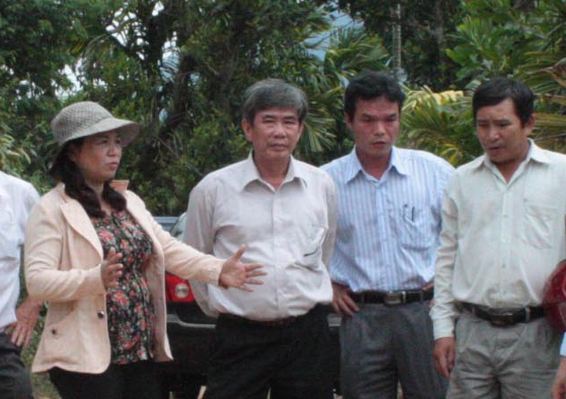 Phó Chủ tịch UBND tỉnh Đinh Thị Loan kiểm tra thực tế tuyến đường Xà Nay, xã Sơn Nham.     