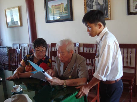 Người thư ký tận tụy Nguyễn Tiến Năng tỉ mẩn đọc lại các chú thích của kỷ vật trưng bày trong Nhà lưu niệm, nhắc nhở sửa lại cho đúng.