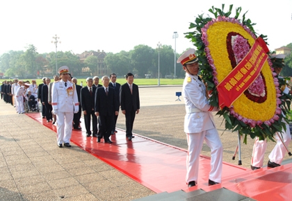 Các đồng chí lãnh đạo Đảng, Nhà nước vào Lăng viếng Chủ tịch Hồ Chí Minh. Ảnh: VGP/Nguyễn Hoàng