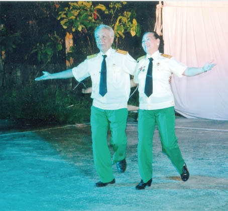 Vợ chồng cô Từ Thị Công Lễ tham gia biểu diễn tại lễ kỷ niệm 60 năm ngày thành lập Đoàn Văn công Quân khu V (20/3/1952 - 20/3/2012).    ảnh: N.diệp