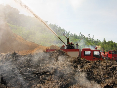 Lực lượng kiểm lâm tỉnh tổ chức diễn tập phòng cháy chữa cháy rừng.