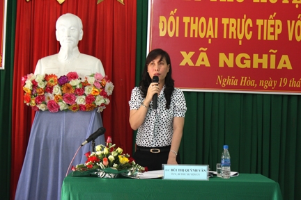 Đồng chí Bùi Thị Quỳnh Vân- Bí thư Huyện ủy Tư Nghĩa trực tiếp trả lời thắc mắc của bà con