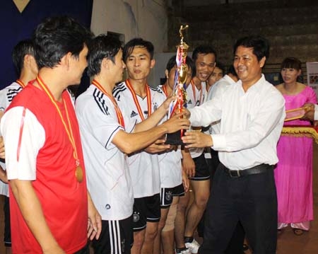 Đội bóng chuyền thành phố Quảng Ngãi được trao cúp vô địch