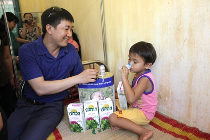 Ông Đỗ Thanh Tuấn- Trưởng Ban Đối ngoại Công ty Vinamilk trao quà cho bệnh nhi đang điều trị tại Trung tâm y tế huyện Ba Tơ