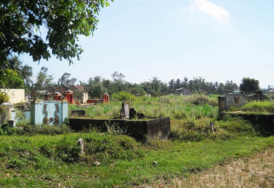 Các khu mồ mả nằm rải rác sẽ được tập trung về nghĩa trang nhân dân theo tiêu chí NTM. Trong ảnh: Một khu mồ mả chưa được quy hoạch ở thôn 3, xã Nghĩa Dõng (TP Quảng Ngãi).