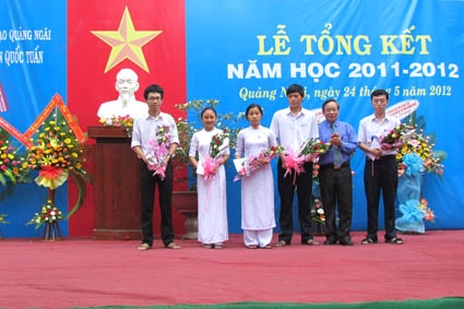 Phó Bí thư Tỉnh ủy Nguyễn Minh trao phần thưởng cho 5 HS đạt danh hiệu HS Xuất sắc của trường.