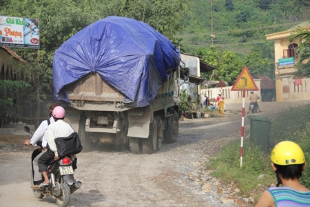 Người dân khổ sở vì đường hư hỏng và lo tránh xe tải