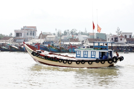 Tàu hậu cần nghề cá đang ra khơi.  