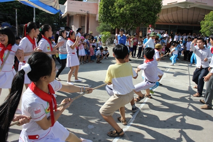 Các em học sinh khối tiểu học tham gia trò chơi kéo co ngay sau lễ khai mạc