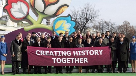  Băng-rôn với khẩu hiệu của EURO năm nay: “Cùng nhau tạo nên lịch sử”.