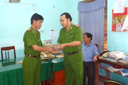Đại tá Nguyễn Thanh Trang thưởng nóng Công an huyện Tư Nghĩa