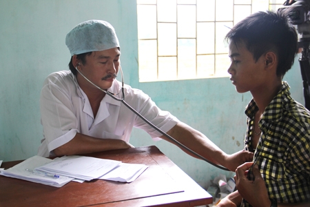 Nhân viên y tế huyện Sơn Hà khám bệnh cho người dân Làng Riềng