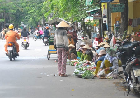 Người dân họp chợ trên đường Trần Hưng Đạo.