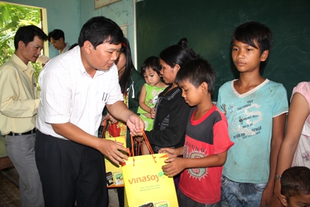  Trẻ em luôn nhận được sự quan tâm từ các cấp chính quyền, người dân. Trong ảnh: Đại diện Quỹ Bảo trợ trẻ em tỉnh tặng quà cho trẻ em nghèo huyện Nghĩa Hành.             
