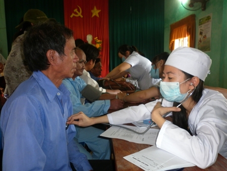 Cán bộ y tế đang khám bệnh cho người dân ở huyện Ba Tơ.
