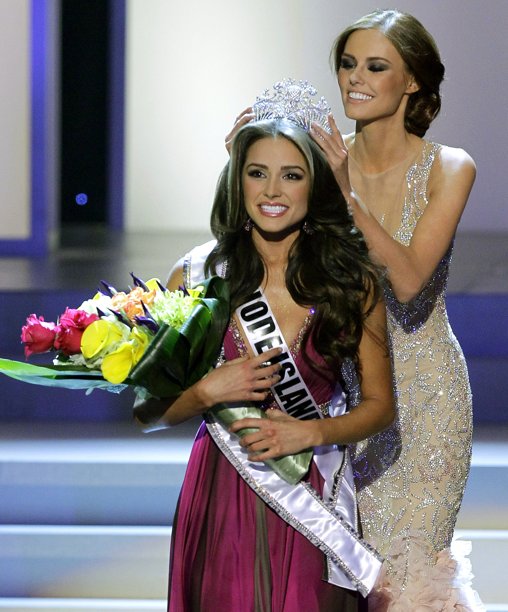  Hoa hậu Mỹ 2011 Alyssa Campanella trao vương miện cho tân Hoa hậu Olivia Culpo