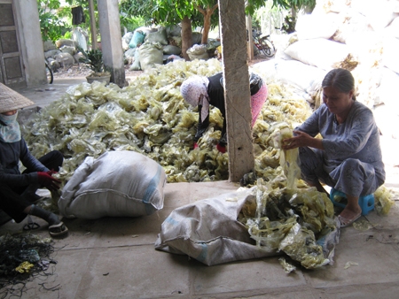 Bà Vớ phân loại túi nilon để bán cho các cơ sở tái chế nhựa.