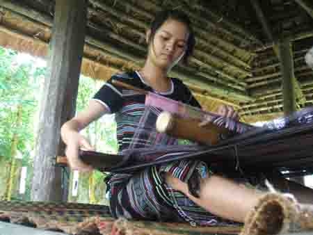 Dệt thổ cẩm – một nghề truyền thống của người Hre ở Ba Tơ