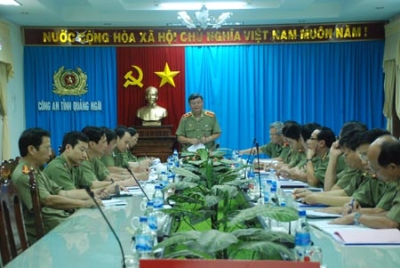 Trung tướng Lê Ngọc Nam - Phó Tổng Cục trưởng Tổng Cục xây dựng lực lượng (Bộ Công an) biểu dương những kết quả Công an Quảng Ngãi đạt được trong công tác thi đua, khen thưởng.