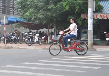 Nhiều bạn trẻ không đội mũ bảo hiểm khi đi xe đạp điện.