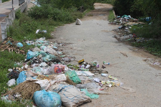 Đường đi ở xã Tịnh Giang cơ man là rác  thải.