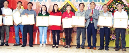Phó Chủ tịch UBND tỉnh Lê Quang Thích tặng bằng khen cho những nhà báo có tác phẩm đạt giải cao ở các giải báo chí Trung ương.