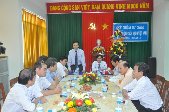 Bí thư Tỉnh ủy Võ Văn Thưởng phát biểu tại buổi thăm Báo Quảng Ngãi.