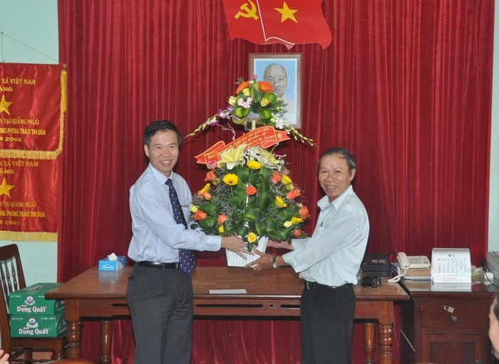 Tặng hoa chúc mừng Thông tấn xã Việt Nam tại Quảng Ngãi.