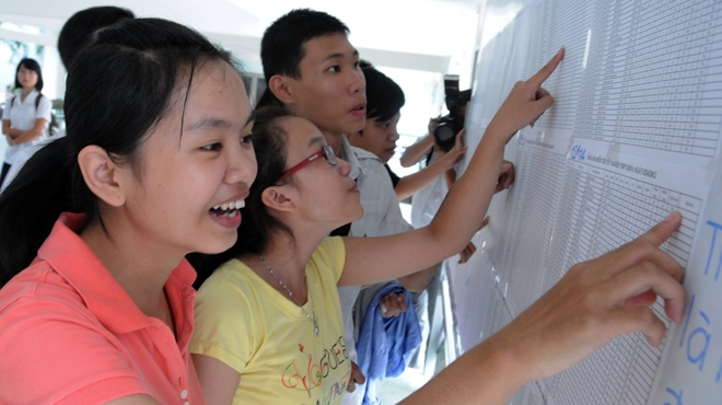 Học sinh Trường THPT Nguyễn An Ninh, quận 10, TP.HCM xem điểm thi tốt nghiệp THPT năm 2012 vừa được công bố chiều 16-6 - Ảnh: MINH ĐỨC
