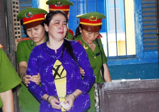Bị cáo Trần Thúy Liễu liên tục khóc lóc tại tòa