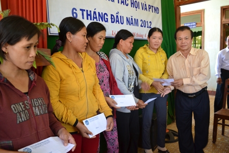 Ông Võ Việt Chính- Chủ tịch Hội nông dân tỉnh tặng quà cho các gia đình có hoàn cảnh khó khăn ở huyện Lý Sơn