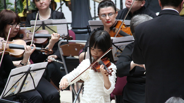 Phương Anh biểu diễn cùng dàn nhạc giao hưởng tại phòng hòa nhạc của Cung điện Nữ hoàng Ekaterina đệ nhị