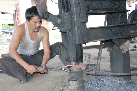 51 hộ dân thuộc làng rèn Minh Khánh luôn mong mỏi sự giúp đỡ từ chính quyền và cơ quan chức năng trong việc đầu tư máy móc hóa nghề truyền thống này để giảm sức lao động và tăng thu nhập