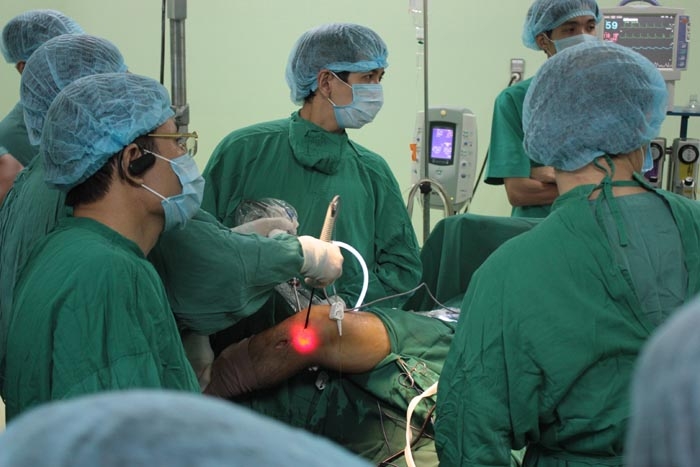Các bác sĩ của Bệnh viện Đại học y dược thành phố Hồ Chí Minh triển khai kỹ thuật mổ nội soi khớp gối cho bệnh viện đa khoa Quảng Ngãi.