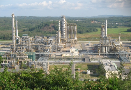 Nhà máy Lọc dầu Dung Quất đã đóng góp rất lớn vào nguồn thu ngân sách của tỉnh. ảnh: PV