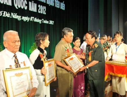   Trung tướng Đào Duy Minh, Phó chủ nhiệm Tổng cục Chính trị, trao bằng khen cho các đại biểu - Ảnh: VGP/Hồng Hạnh