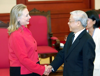 Tổng Bí thư Nguyễn Phú Trọng và Bộ trưởng Ngoại giao Hoa Kỳ Hillary Clinton. - Ảnh: VGP/Nhật Bắc
