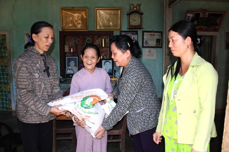 Hội phụ nữ xã Tịnh Giang tặng gạo cho bà Tàm từ chương trình Hũ gạo tình thương
