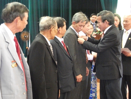Chủ tịch UBND tỉnh Cao Khoa trao huy hiệu Cựu TNXP làm theo lời Bác của TƯ Hội cho các hội viên Hội Cựu TNXP tỉnh (ảnh chụp tại Đại hội Hội Cựu TNXP tỉnh nhiệm kỳ 2011-2015).     