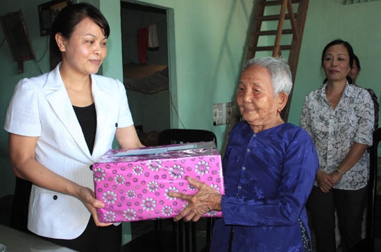 Phó Chủ tịch Trung ương Hội LHPN Việt Nam Nguyễn Thị Thu Hà tặng quà cho Mẹ VNAH Nguyễn Thị Hoa.