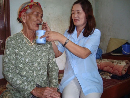 Nhân viên Trung tâm nuôi dưỡng đối tượng chính sách tỉnh chăm sóc Mẹ VNAH Phạm Thị Hỉa.