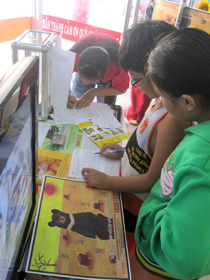 Nhiều trẻ em tham gia tìm hiểu về động vật hoang dã