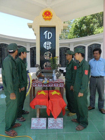 UBND xã Tịnh Kỳ phối hợp với Ban chỉ huy quân sự huyện Sơn Tịnh làm lễ truy điệu cho 2 hài cốt liệt sỹ.