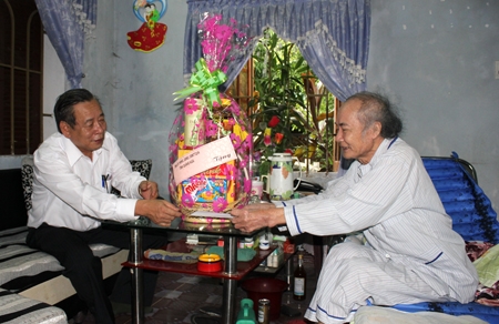 Thăm hỏi gia đình ông Lê Văn Lựu ở thị trấn Di Lăng, huyện Sơn Hà