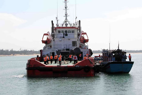     Tàu Cảnh sát biển lai dắt tàu của ngư dân bị nạn vào cảng Kỳ Hà. Ảnh: cand